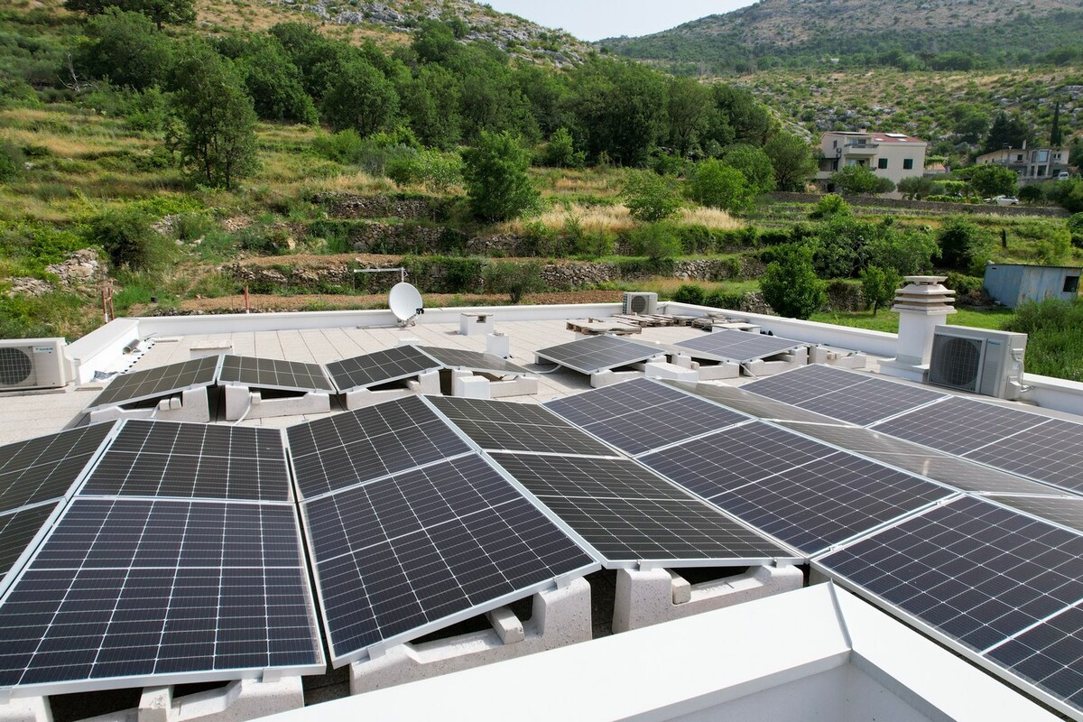 You are currently viewing Primjeri iz prakse: ugradnja solarne elektrane na ravni krov sa balastima